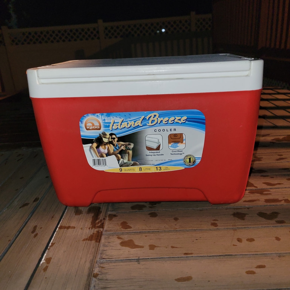 Igloo Island Breeze Red Cooler
